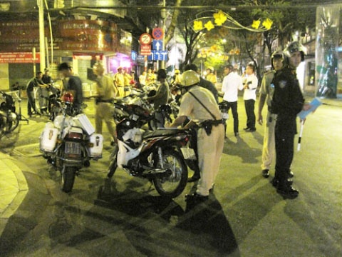 Gia dinh 10 nguoi dan canh moc tui dem Noel o Sai Gon hinh anh