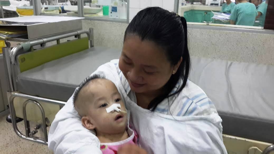 Ba me 2 be dinh tim vui suong khi duoc be con hinh anh