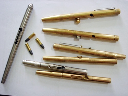 An ninh san bay phat hien 2 hanh khach tang tru sung but hinh anh