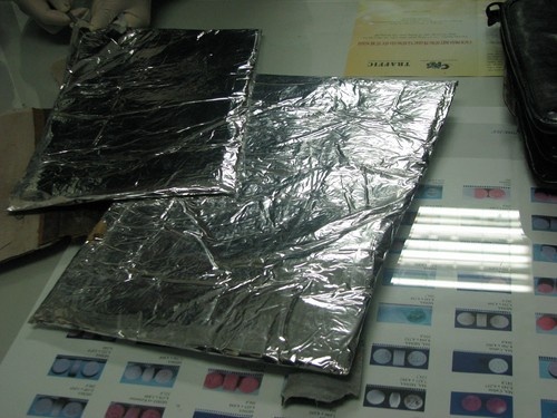 Hai quan bat 2 nguoi nuoc ngoai van chuyen 5kg ma tuy hinh anh