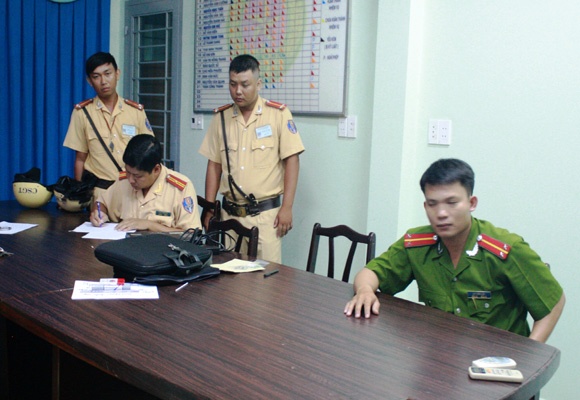 Gia cong an di kiem tra CSGT dang lam nhiem vu hinh anh