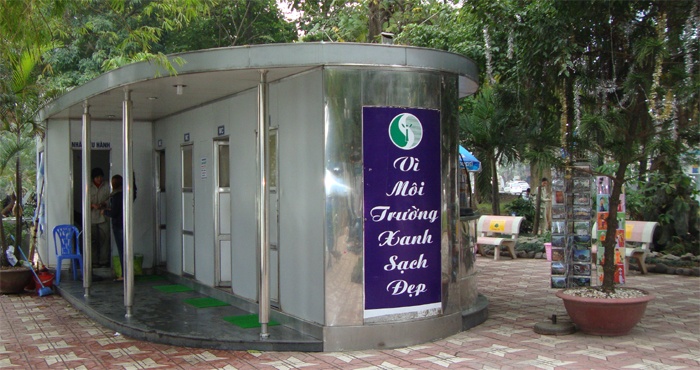 Xay nha ve sinh cong cong gia 800 trieu o Sai Gon hinh anh