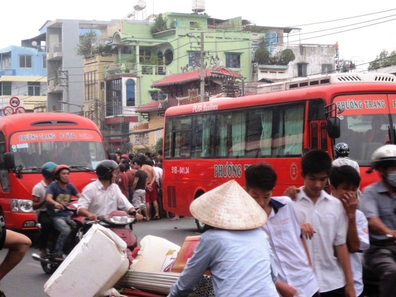 Te xuong duong, nu sinh vien bi xe khach can chet hinh anh