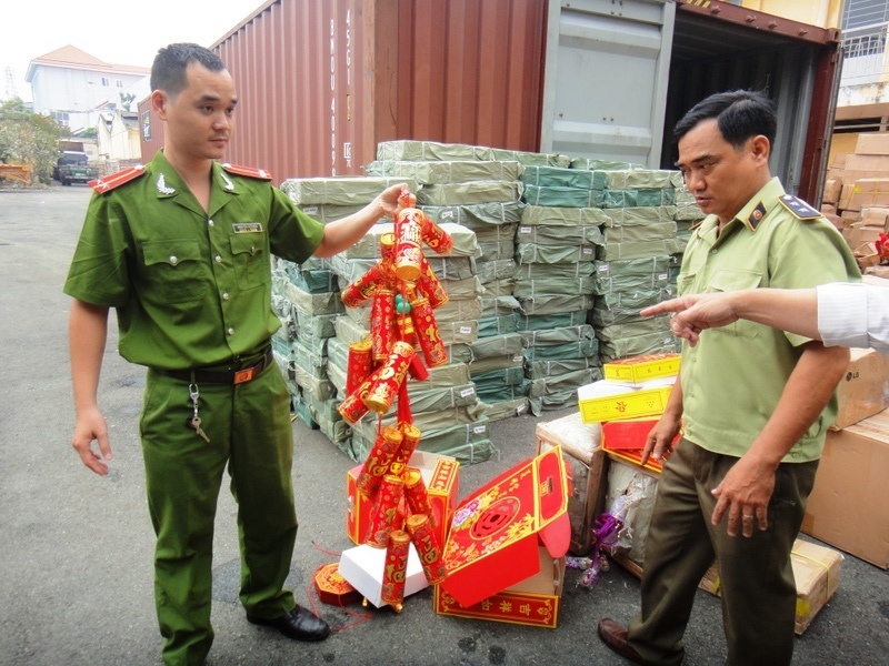 Phao no dien tu trong 10 container nhap lau vao Viet Nam hinh anh