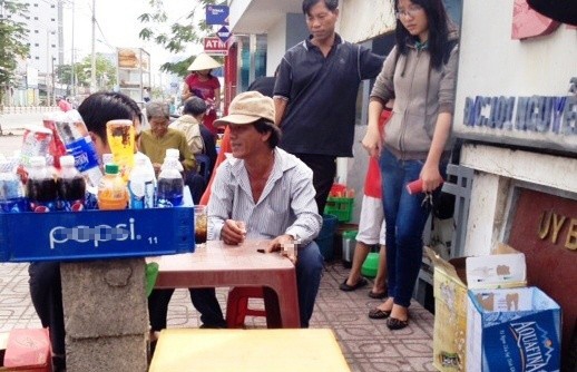 Loi ke cua xe om cho ke bat coc be 1 ngay tuoi o Sai Gon hinh anh