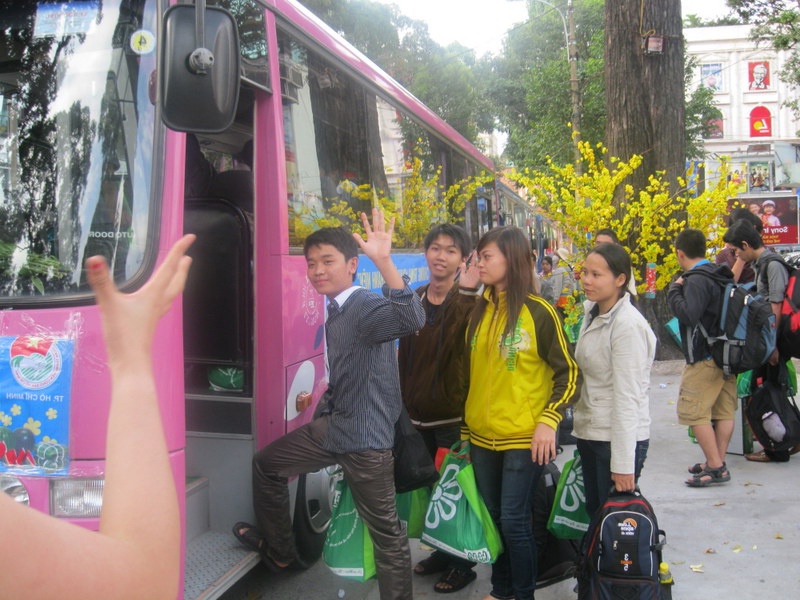 Tang 1.000 ve xe cho cong nhan ngheo ve que don Tet hinh anh