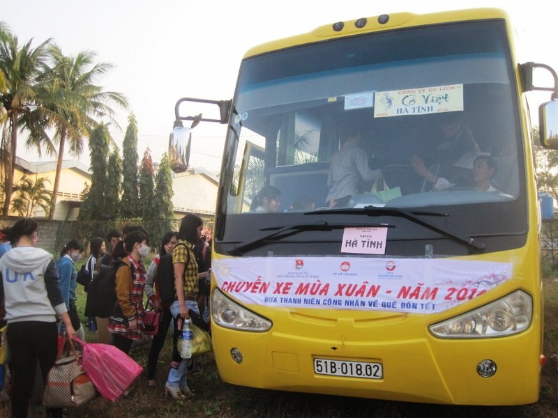 Cong nhan Sai Gon dung chat duong don xe ve que hinh anh