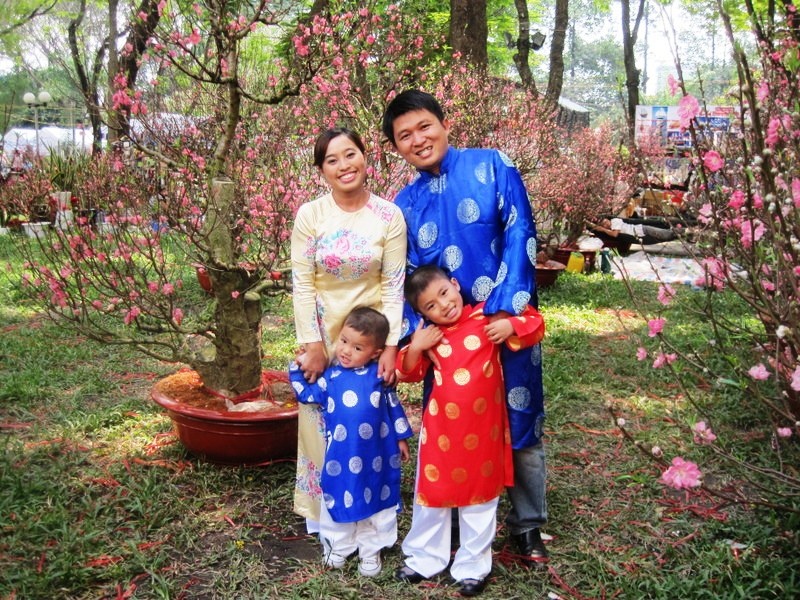 Nguoi Sai Gon thich thu ngam hoa dao ngay Tet hinh anh