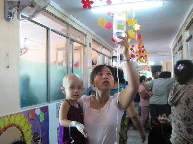 Hang tram benh nhi ung thu an Tet trong benh vien hinh anh