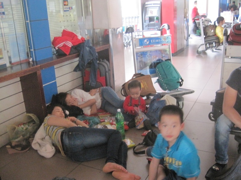 Chieu 30 Tet, khach van nam va vat o san bay Tan Son Nhat hinh anh
