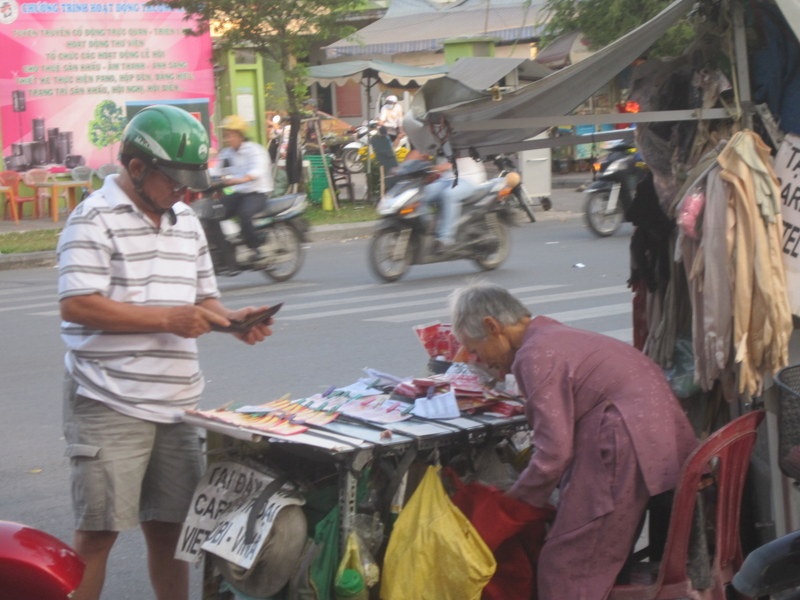 Dan lao dong bam via he Sai Gon kiem song ngay cuoi nam hinh anh