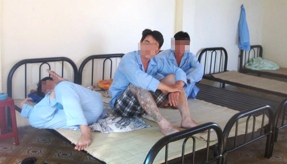 Bi doa giet, bac si van tan tam dieu tri con nghien hinh anh