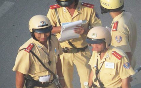 4 CSGT khong thua nhan sam soi vi tien nguoi dan hinh anh