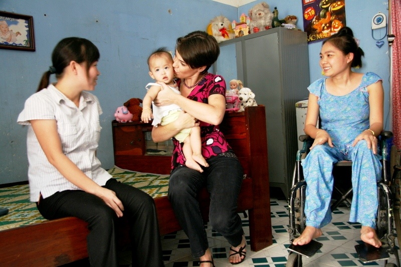 Nguoi phu nu ngoai quoc hien tuoi xuan nuoi nguoi khuyet tat hinh anh