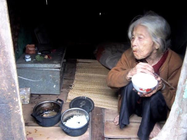 Cu ba 95 tuoi mot minh muu sinh tren thuyen moc o Thanh Hoa hinh anh