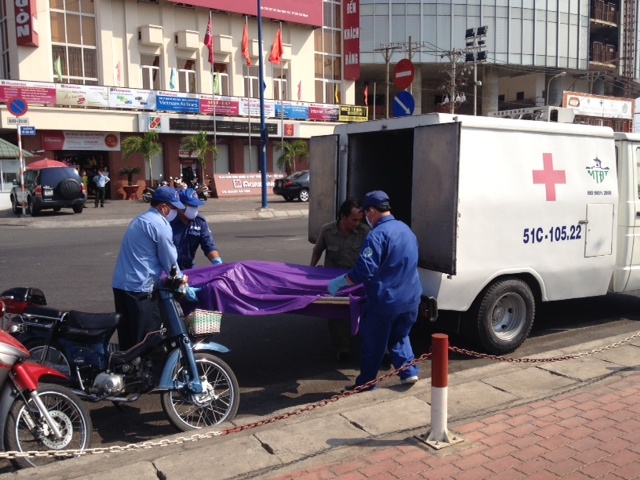 Xac nguoi troi duoi kenh o Sai Gon hinh anh