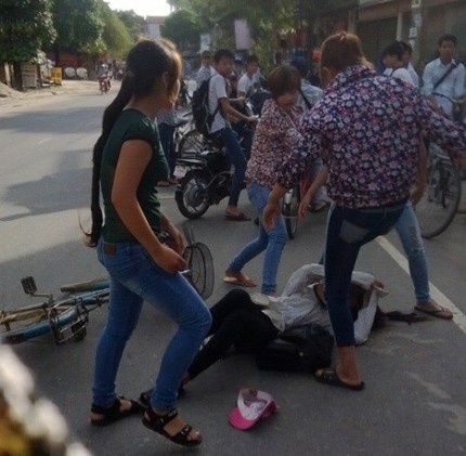 Mot DJ bi danh hoi dong tren duong di lam ve luc nua dem hinh anh