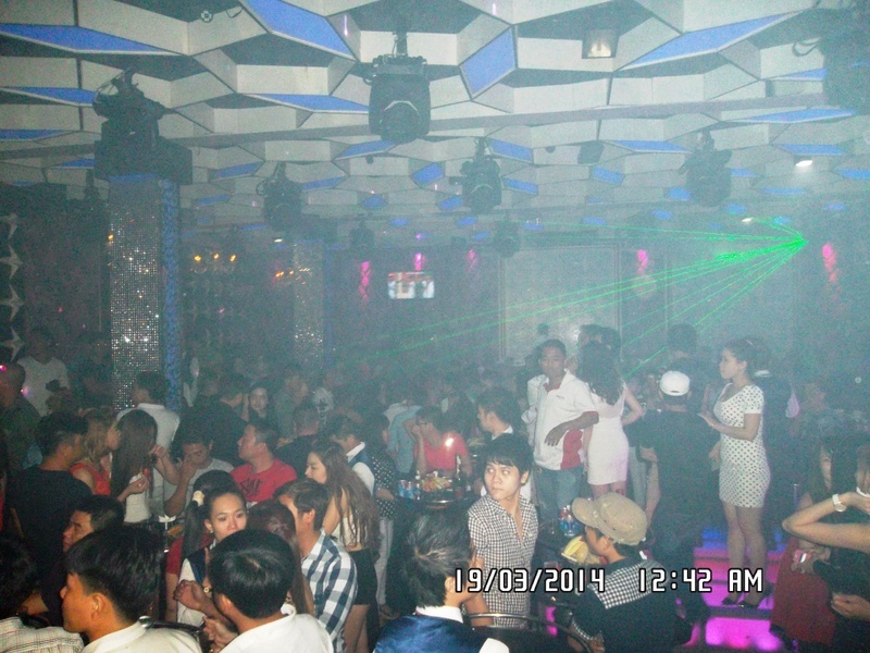 Dan choi Sai Gon mang dao bam, thuoc lac di bar hinh anh