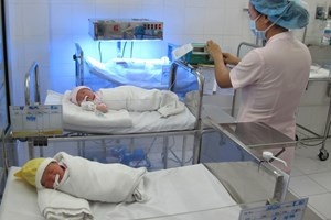 Mo cuu thai nhi co day ron bi that nut hiem gap hinh anh