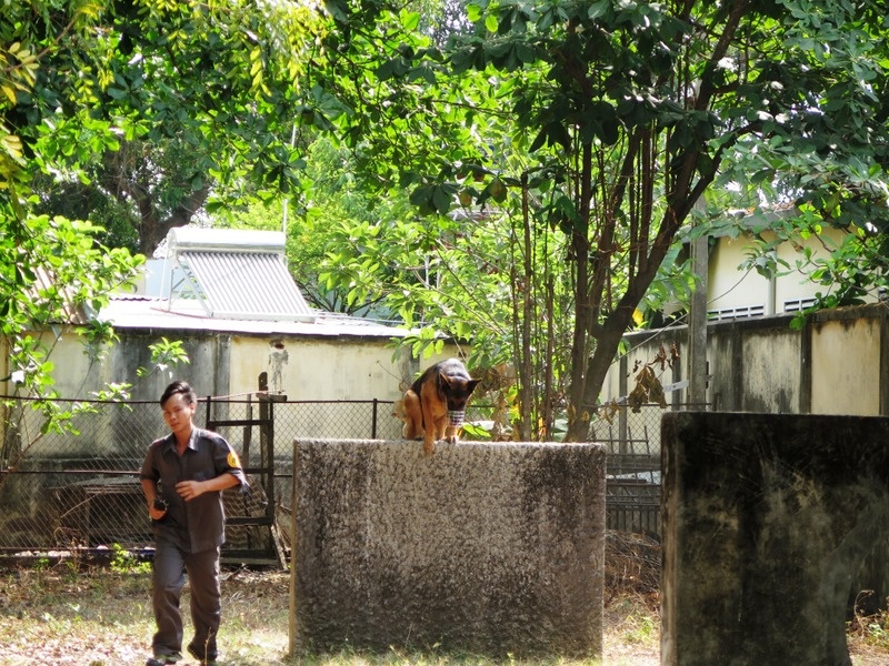 Thiếu úy Cao Quang Khải đang tập cho