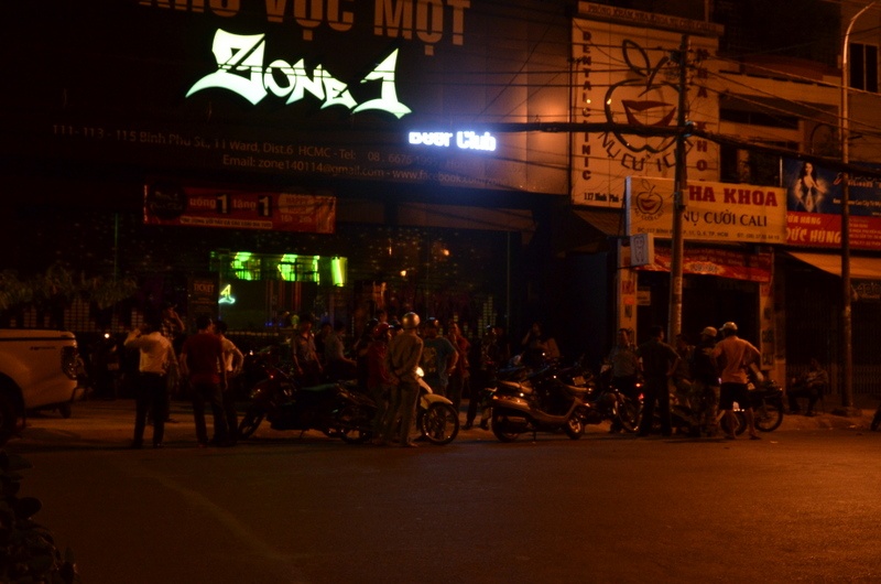 Choc gheo nu phuc vu quan bia, khach bi chem trong thuong hinh anh