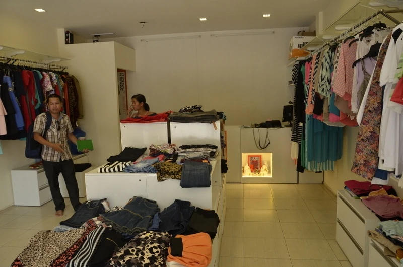 Chị Nhi nhân viên cửa hàng thời trang đang kể lại giây phút bị 2 tên cướp dùng súng cướp tiền và điện thoại