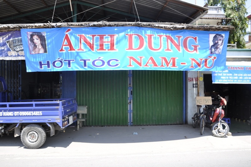 Xac nguoi phu nu loa the trong tiem hot toc hinh anh