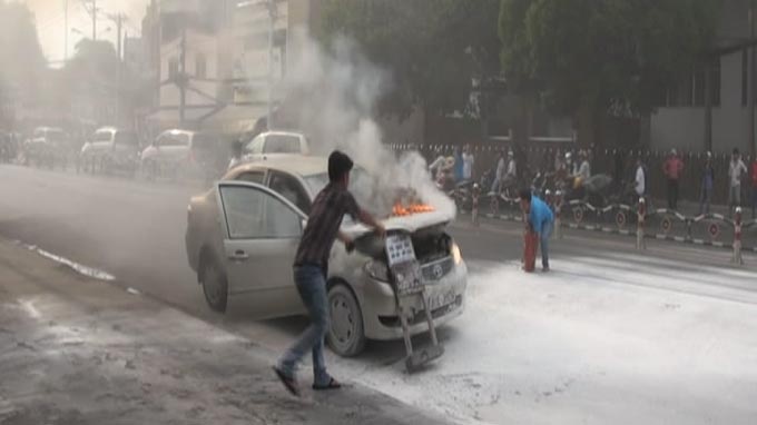 Oto boc chay giua chon ngua xe tap nap hinh anh