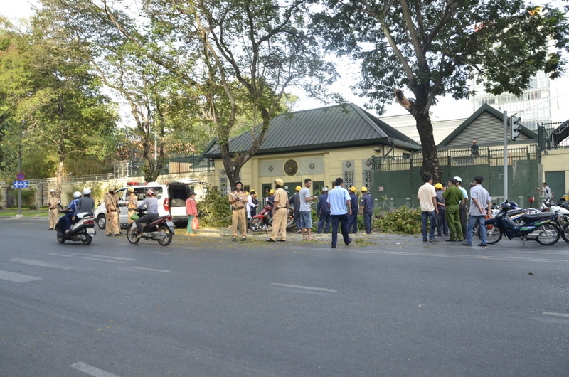 Cảnh sát giao thông đến bảo vệ hiện trường chờ cơ quan chức năng đến giải quyết vụ việc