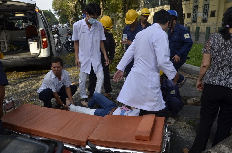 Canh cay roi de xe may o Sai Gon, 2 nguoi trong thuong hinh anh