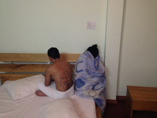 Một cặp nam nữ mua bán dâm bị công an bắt quả tang trong khách sạn Hồng Loan vào rạng sáng 5/4.