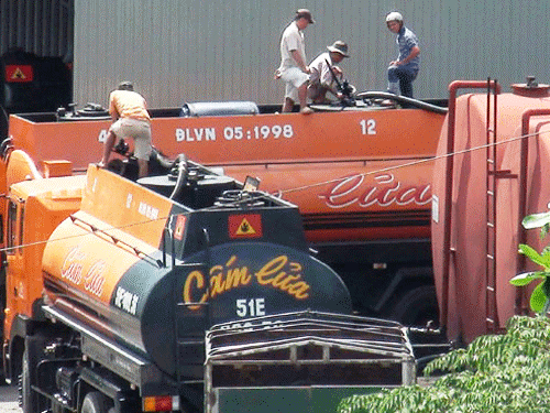 Bat 4 xe bon cho dau pha nuoc o Sai Gon hinh anh