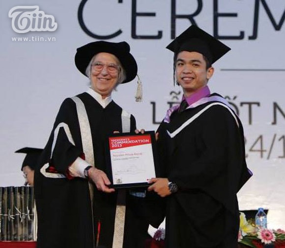 Khoa Bằng nhận bằng tốt nghiệp loại giỏi tại Đại học RMIT.