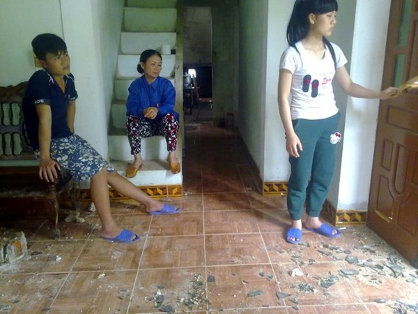 Rất nhiều nhà cán bộ xã bị hàng trăm người dân ném gạch đá.