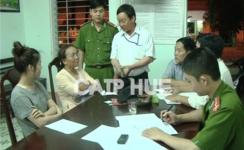 Lãnh đạo Công an TP Huế trả lại tài sản cho bị hại.