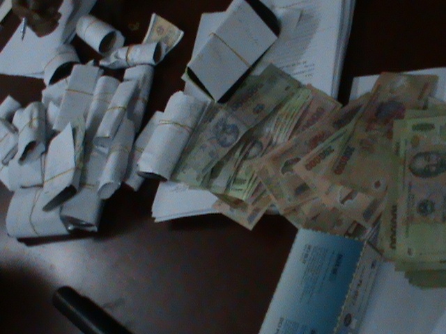 Tang vật công an thu được ỏ sòng bại các quý bà.