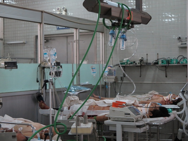 Các bác sĩ tiên đoán 2 ca bệnh nhân (phía trong) bị thương nặng khó qua khỏi.