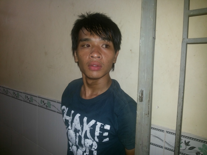 Tên cướp Biển đang bị công an bắt giữ.