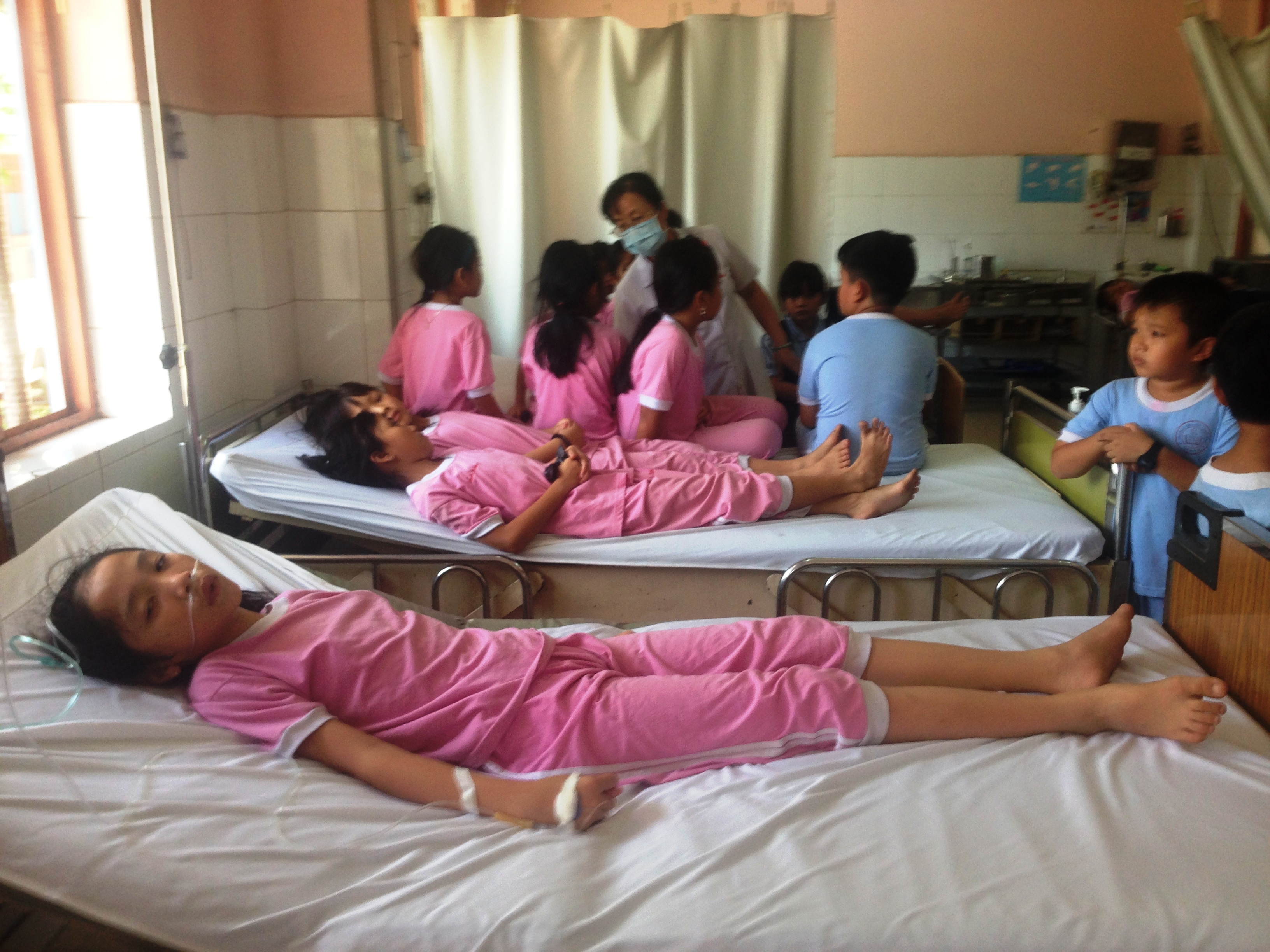 Gan 100 hoc sinh bi ngo doc sau bua com chien hinh anh