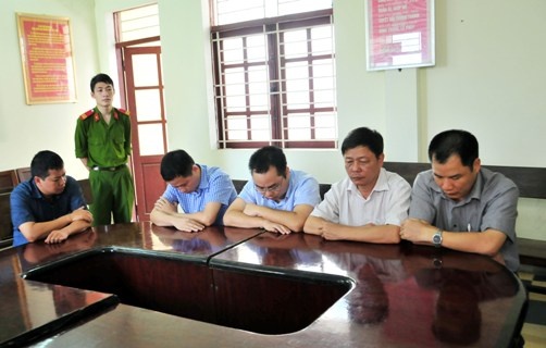 Bat 4 can bo Kiem toan Nha nuoc danh bac hinh anh