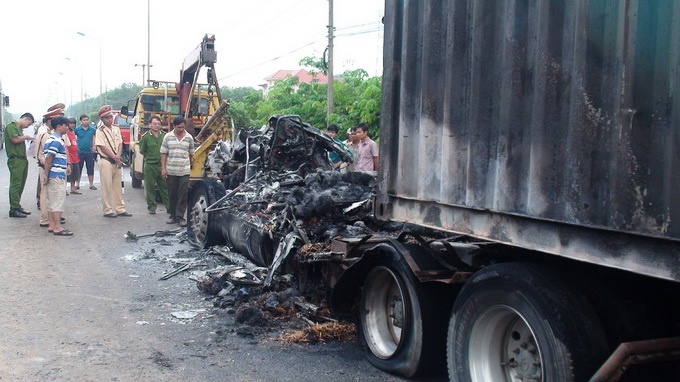 Xe dau keo container chay thanh tro tren quoc lo hinh anh
