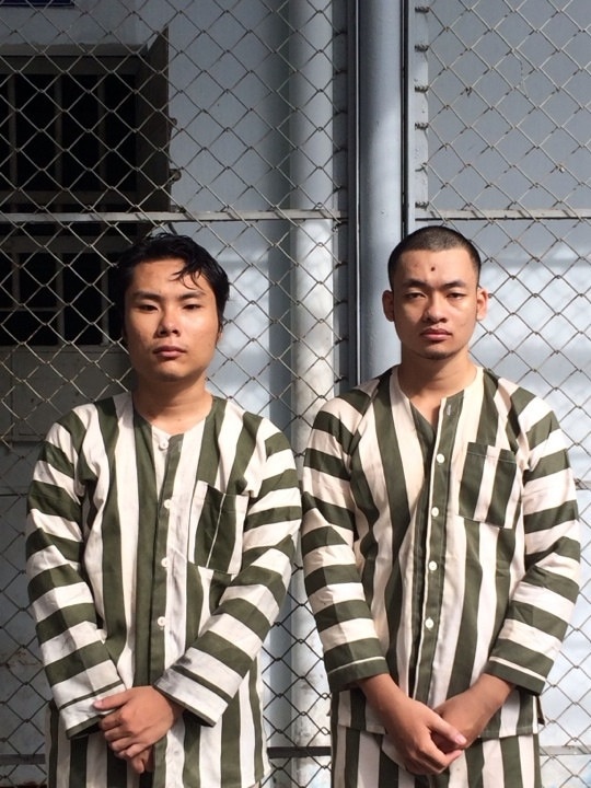 2 đối tượng mua bán bằng giả đang bị công an bắt giữ.