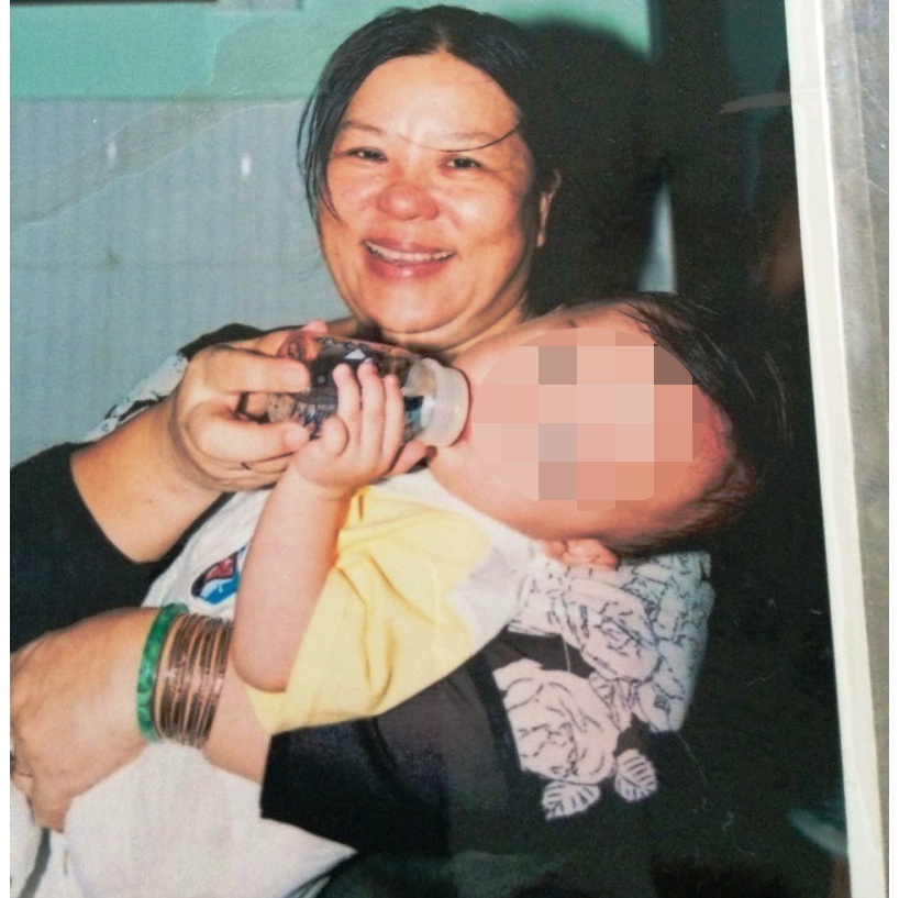 Noi long cua nguoi me nuoi bi kien doi lai con hinh anh