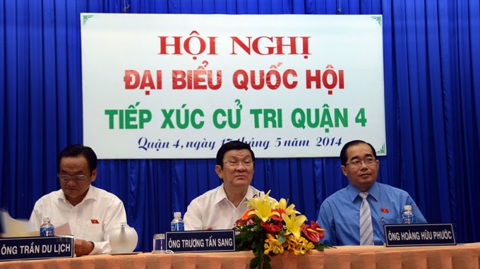 Các đại biểu Quốc hội ông Trần Du Lịch, Chủ tịch nuớc Trương Tấn Sang, ông Hoàng Hữ Phước trong buổi tổ đại biểu quốc hội đơn vị 1 tiếp xúc cử tri Q4 sáng 17/5 - Ảnh: TTD