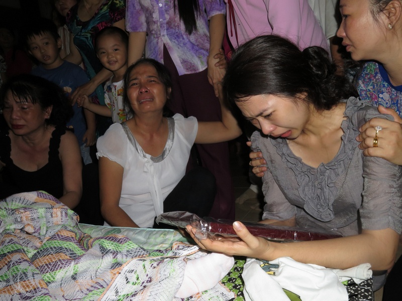 Di tham quan, be mam non bi cua tu bang be tong de chet hinh anh