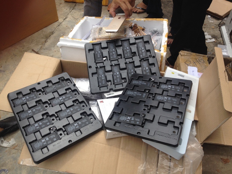 Tam giu 137 thung linh phu kien iPhone nhap lau hinh anh