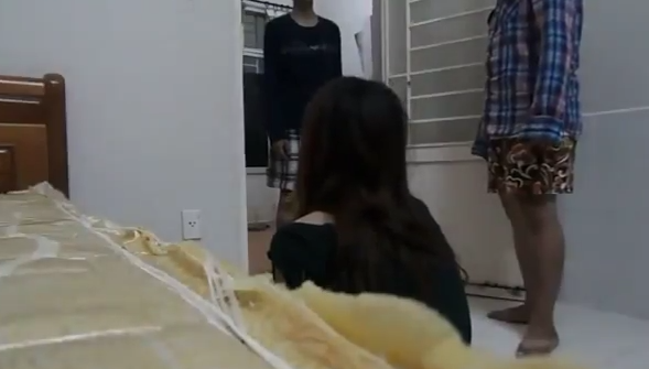 Quy ba vuong luoi tinh voi trai tre trong khach san hinh anh