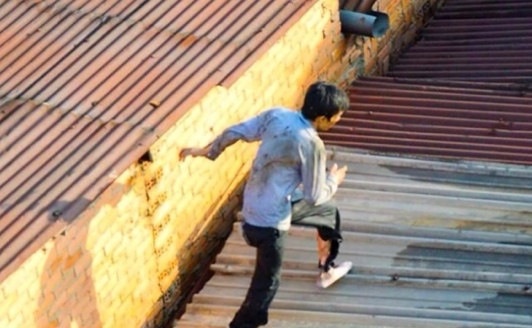 Can canh ke xach xang dot nguoi yeu chay tron tren noc nha hinh anh