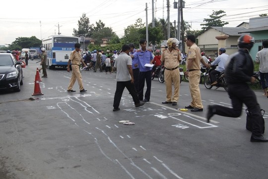 Xe buyt can chet nguoi hinh anh