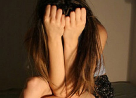 Bi ep ban dam nu tiep vien cam dao dam chu tiem hot toc hinh anh